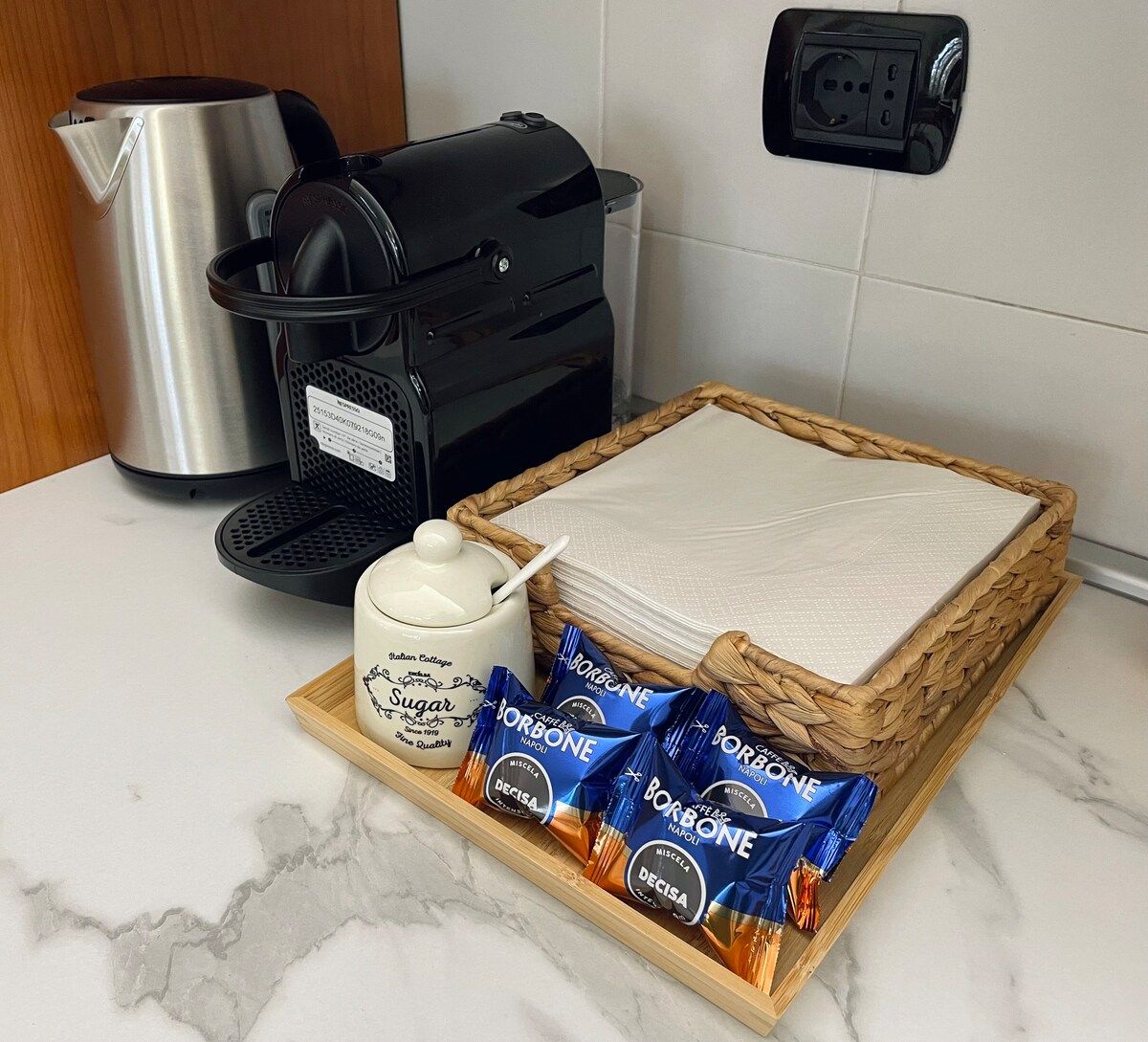 Angolo caffè con macchina espresso e snack di benvenuto