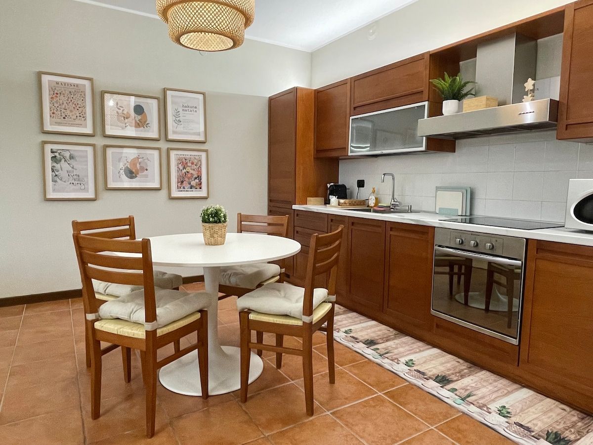 Cucina attrezzata con tavolo da pranzo, appartamento Assago Milanofiori
