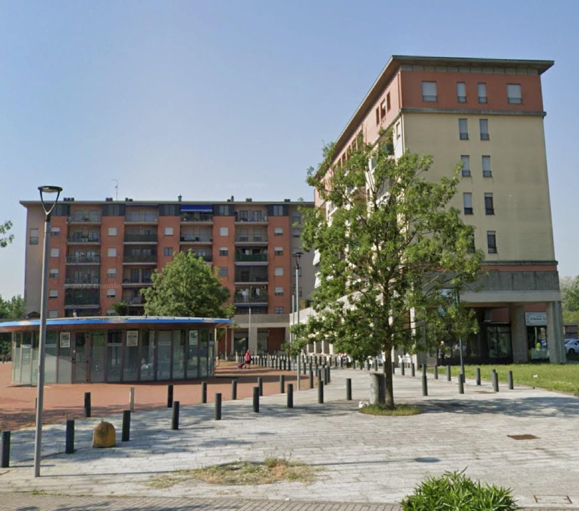 Esterno del palazzo in Piazza Alboreto a Rozzano con parcheggio gratuito