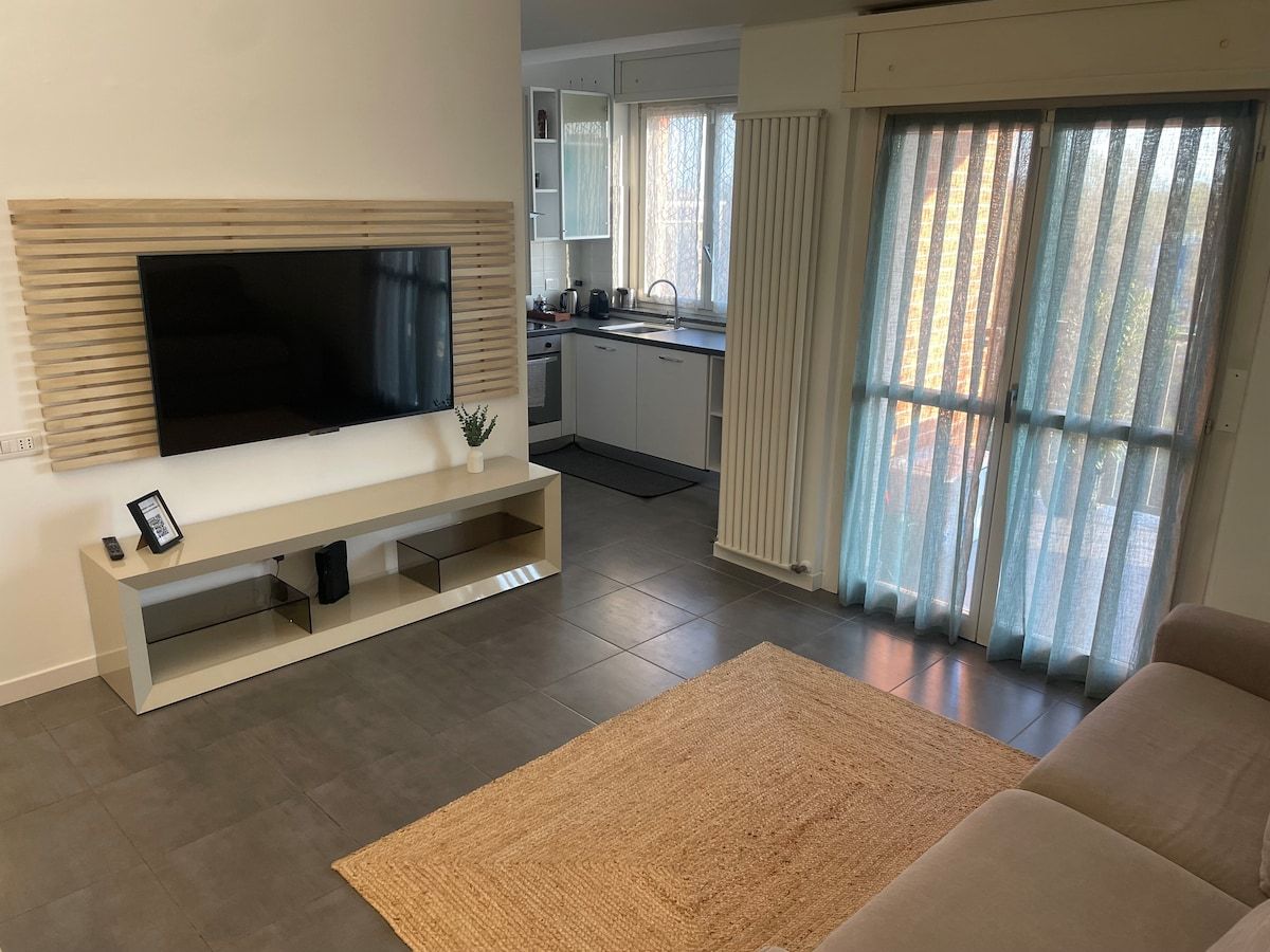 Soggiorno di Sofia Green House a Rozzano con divano letto matrimoniale e Smart TV