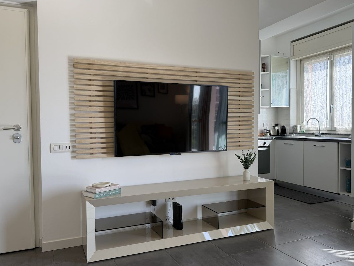 Soggiorno con divano letto e Smart TV 55 pollici dell'appartamento vicino all'Humanitas di Rozzano